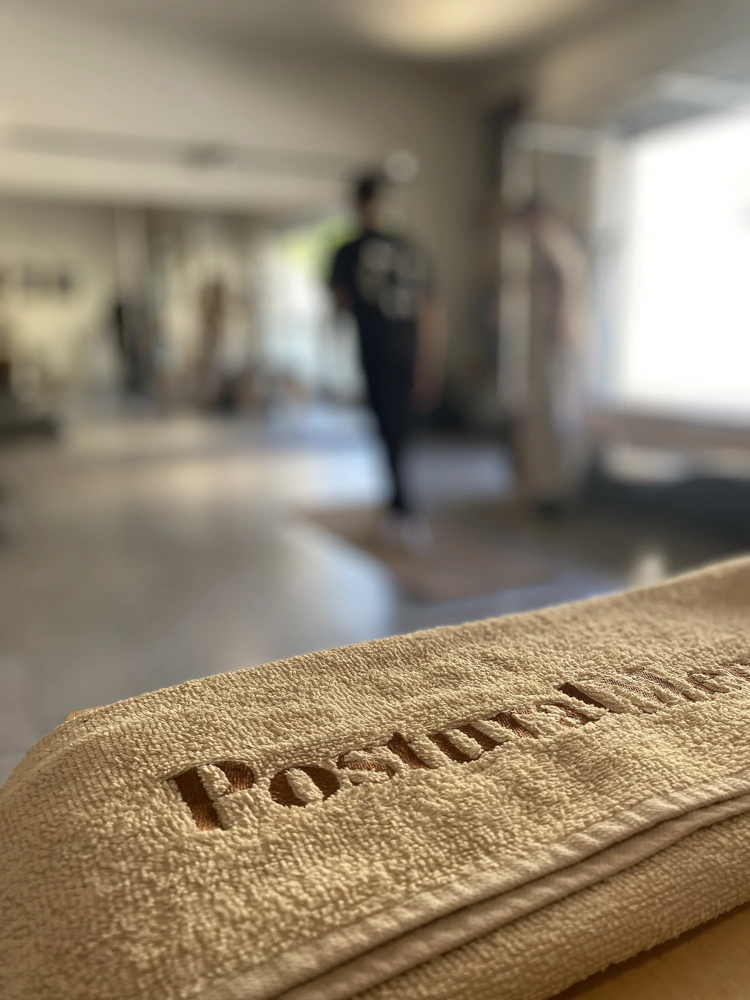 Dettaglio del logo Posturalmente nella sede di Via Mameli a Cagliari